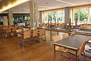 Speisesaal der Jugendherberge München Park in München-Thalkirchen unter Corona Bedingungen (©Foto: Martin Schmitz)